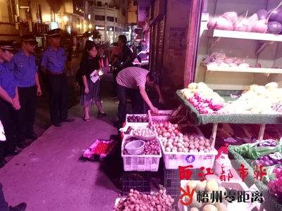 排查卫生死角 整治占道经营
