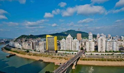 广西说粤语最正宗的城市,跟广州话差不多,据说是粤语发源地