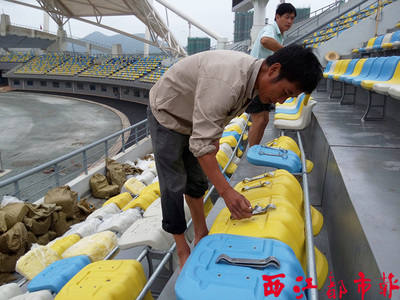 高温炙烤下的建筑工人