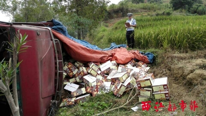 货车侧翻路边 货物惨遭哄抢